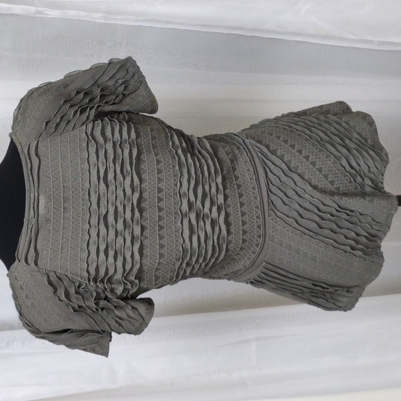 VENUS Olive Green V-neck Chiffon layered short sleeve blouse, size Small - Picture 4 of 5